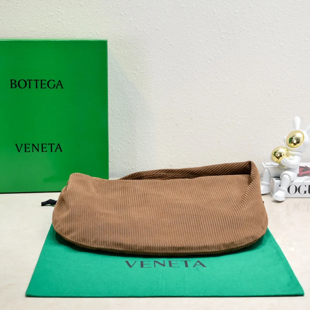 The batch 1960 large Jodie tote handbag is made of suede with an embossed effect similar to corduroy. It is made with Intreccio weaving process. It has a cool and retro style. It is full of energy, free and easy, and its distinctive personality brings multi-layered charm to the daily wardrobe~ 🔝The soft and flowing fabric conveys a soft touch# A relaxed and comfortable feeling is reinterpreted in the silhouette. The interior is made of sheepskin. Dimensions: Width 40 Height 48 Thick 16 [6698#]